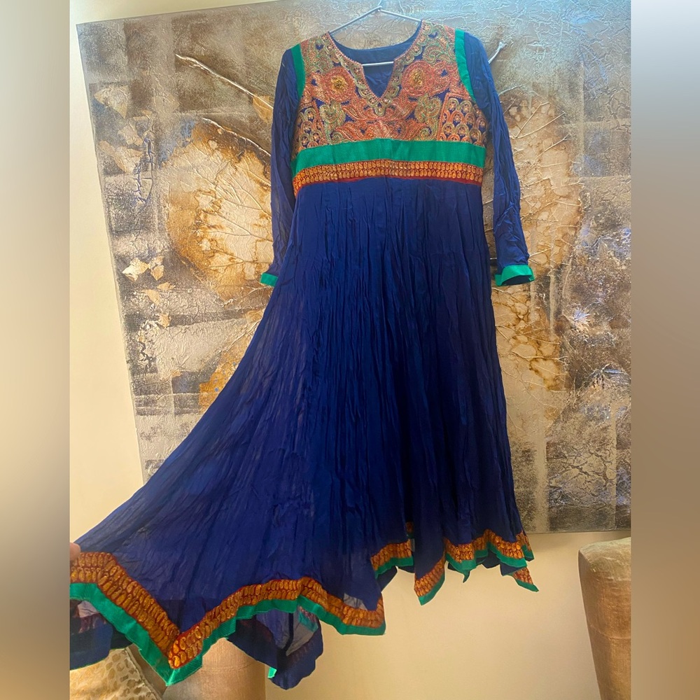 STUNNING CRUSHED KURTA WITH FRONT AND BACK HAND EMBROIDERY. VERY RICH AND FORMAL - Picture 2 of 4